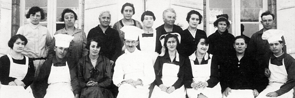 Photo ancienne de l'équipe de l'hôtel restaurant en 1927 à Vannes