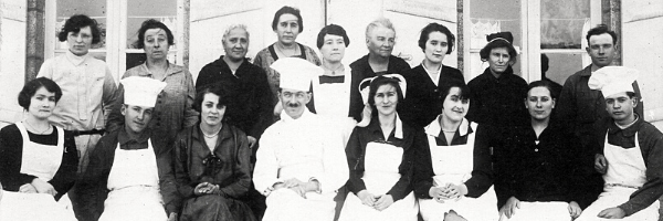 Staff at the A l'Image Sainte Anne restaurant in Vannes in 1927